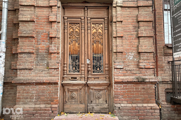 В поисках старинной красоты. Где в Краснодаре найти отреставрированные двери