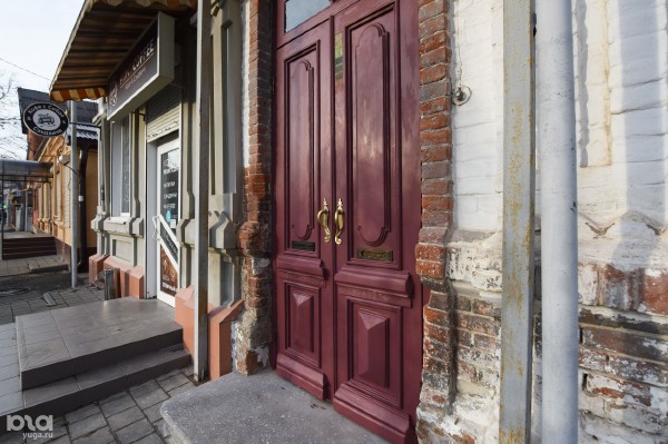 В поисках старинной красоты. Где в Краснодаре найти отреставрированные двери