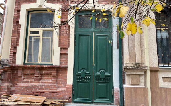 В поисках старинной красоты. Где в Краснодаре найти отреставрированные двери