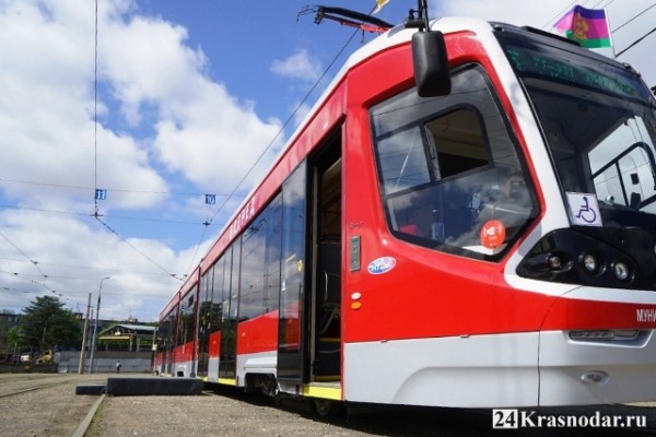 Суперсовременному трамваю тесно на рельсах