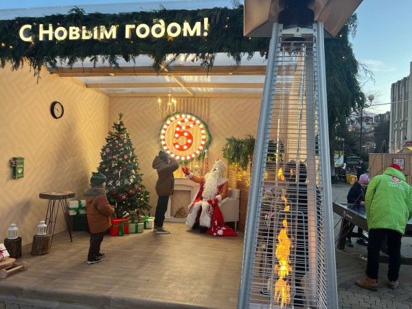 В Краснодаре открылась рождественская ярмарка на Пушкинской площади. Вот кто ждет там гостей