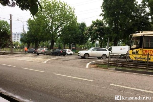 Краснодарцы опоздали на работу из-за транспортного коллапса Краснодарцы опоздали на работу из-за транспортного коллапса