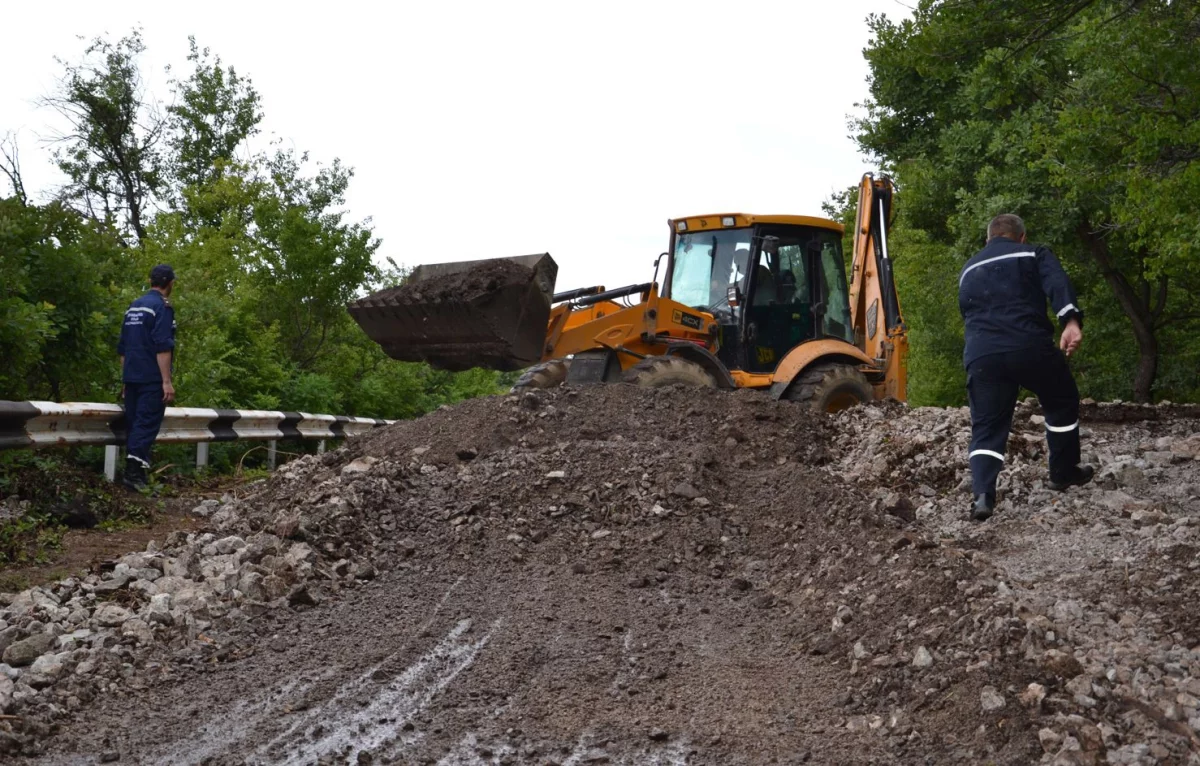 В Сочи селевой поток заблокировал маршрутку с пассажирами
В Сочи селевой поток заблокировал маршрутку с пассажирами