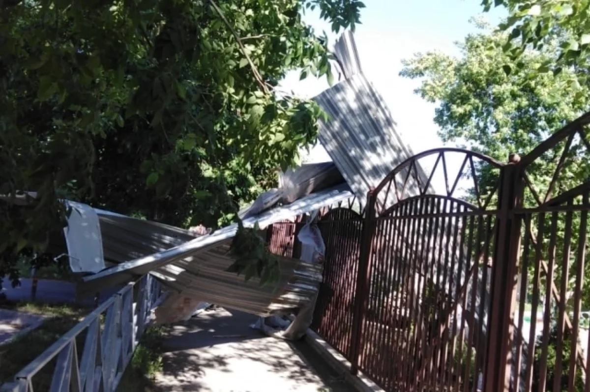 
        12 детей получили осколочные ранения после срыва крыши в школе Краснодара    