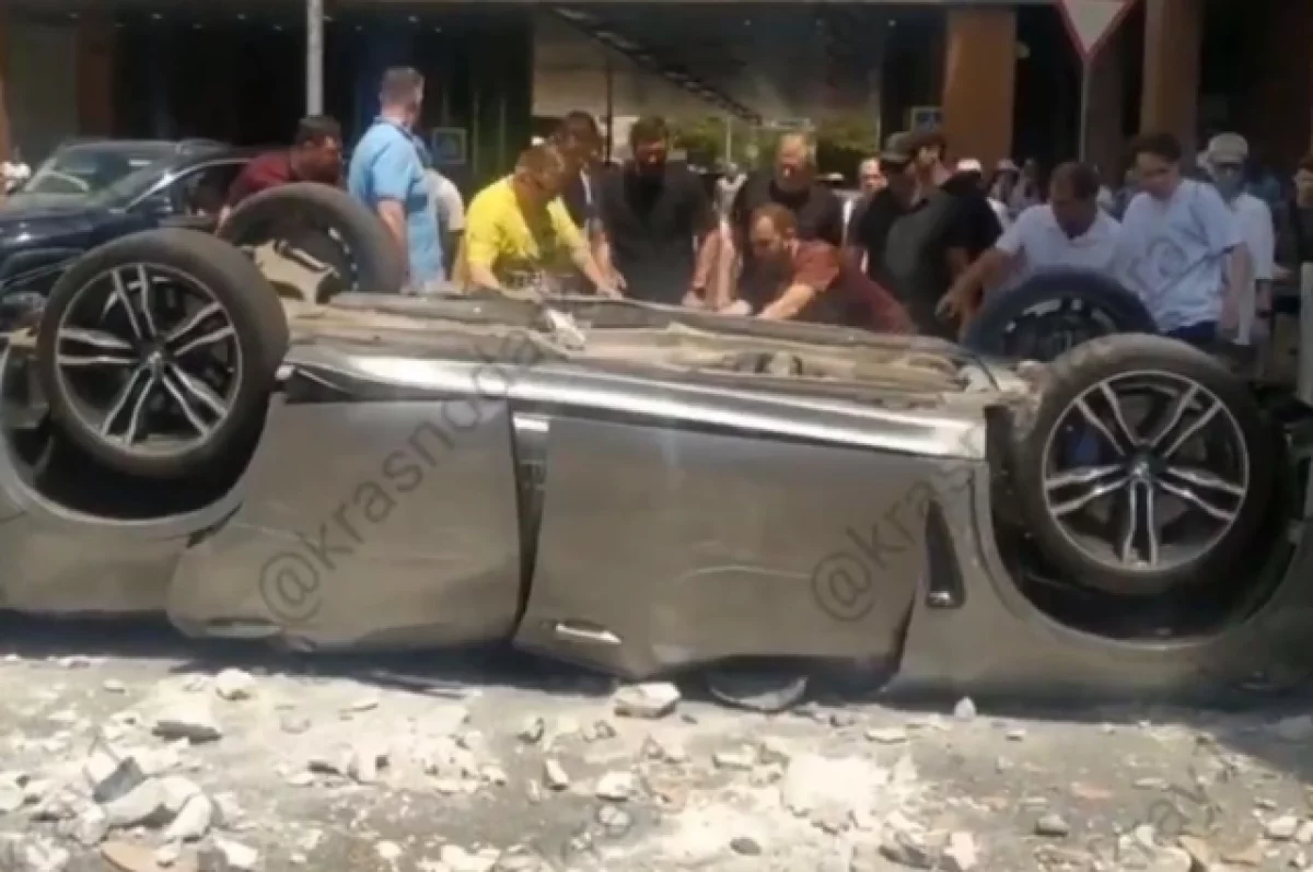 
        Друг погибшего на парковке в Краснодаре назвал возможную причину ДТП    