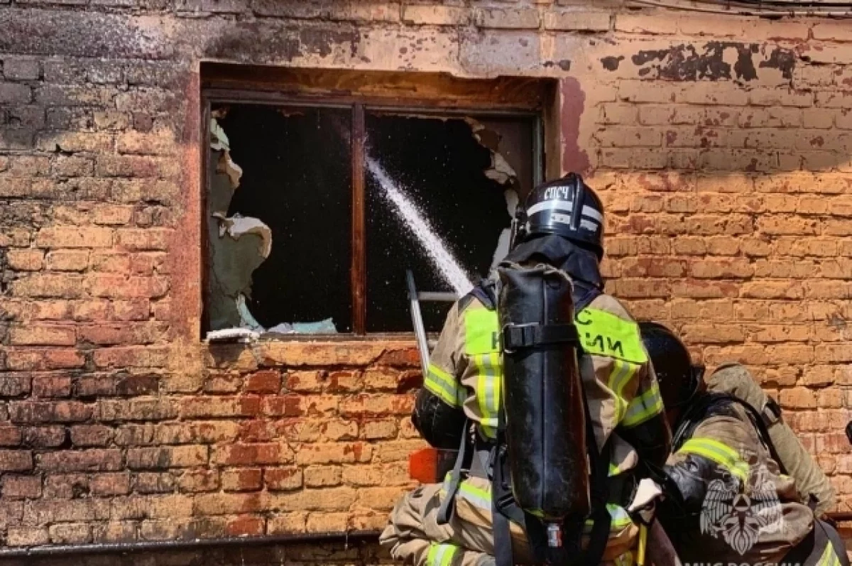 В Краснодаре локализовали пожар в двух ангарах на площади 1200 «квадратов»
В Краснодаре локализовали пожар в двух ангарах на площади 1200 «квадратов»