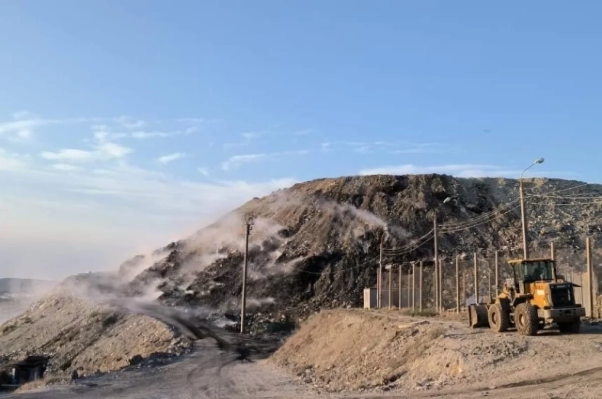 
        В Новороссийске площадь загоревшейся свалки уменьшили до 700 &laquo;квадратов&raquo;    