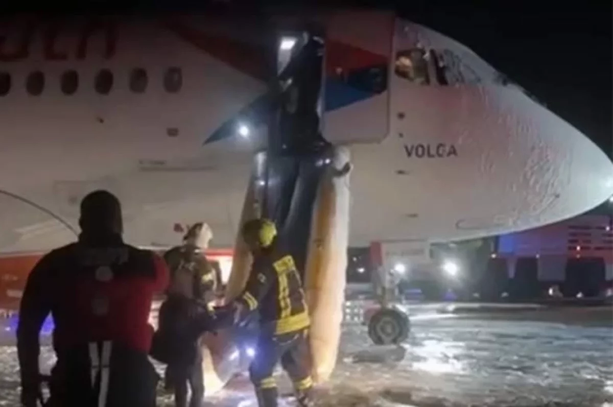 «Паника, крики детей и толкучка». Пассажиры о - пожаре в самолете в Анталье
«Паника, крики детей и толкучка». Пассажиры о - пожаре в самолете в Анталье