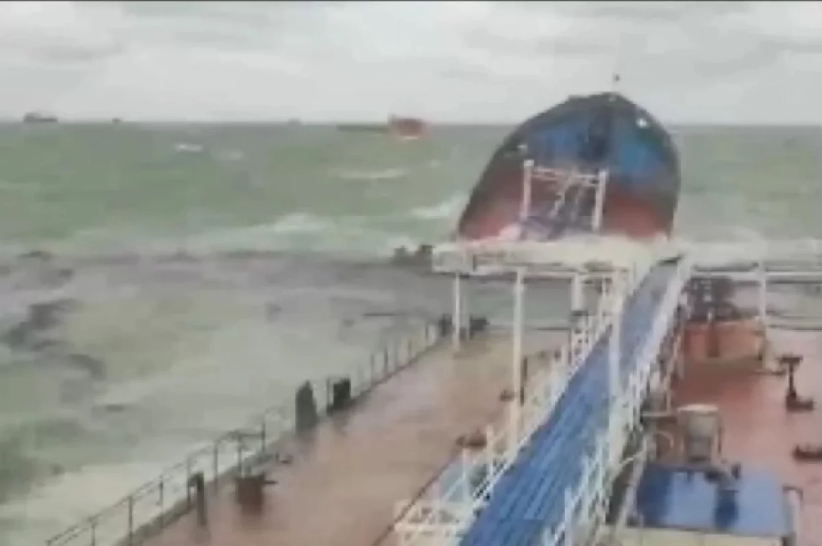 
        Пятна в море. Чем грозит разлив мазута после ЧП с танкерами?    