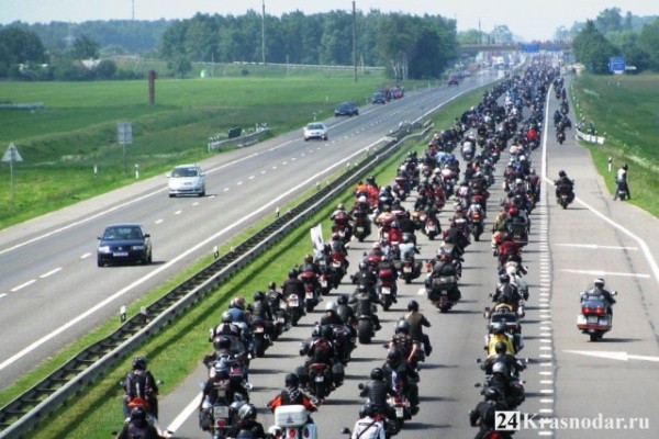 Колонна байкеров движется на Краснодар