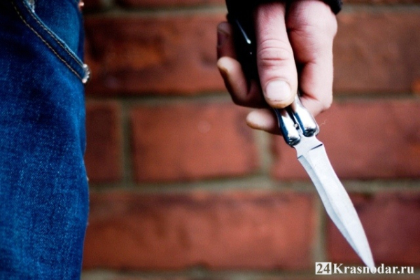 Напал с ножом на женщину Напал с ножом на женщину