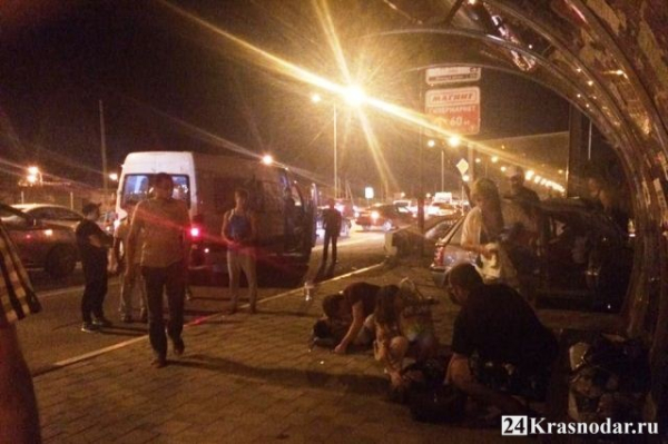 На Ейском шоссе машина влетела в остановку с людьми На Ейском шоссе машина влетела в остановку с людьми