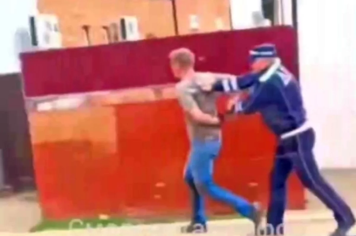 Мужчина в наручниках пытался убежать от полицейских
Мужчина в наручниках пытался убежать от полицейских