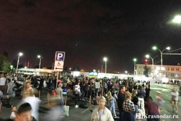 Схвачен мужчина угрожавший взорвать аэровокзал Схвачен мужчина угрожавший взорвать аэровокзал