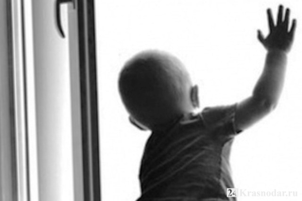 Маленький ребенок выпал из окна